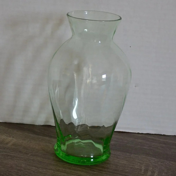 Vtg Lime Green Swirl  Vase - Picture 1 of 4